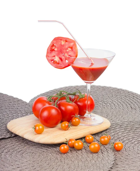 Sok pomidorowy w szkło, pomarańczowy pomidory i czerwony pomidor — Zdjęcie stockowe