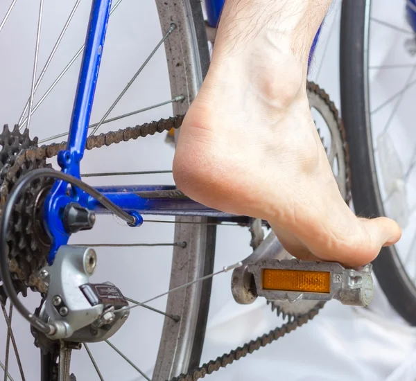 Montar en bicicleta con el pie descalzo . — Foto de Stock