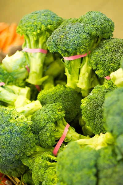 Brócoli en el mercado de agricultores locales . — Foto de Stock