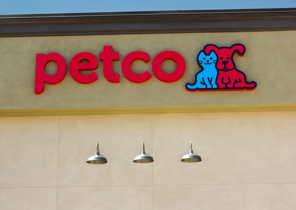 SACRAMENTO, ÉTATS-UNIS - 5 SEPTEMBRE : Panneau du magasin Petco le 5 septembre , — Photo