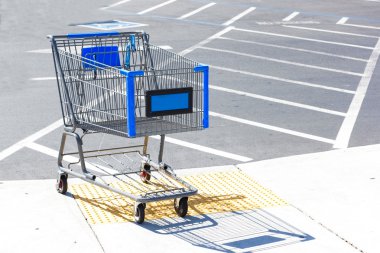 Otopark üzerinde alışveriş sepeti.