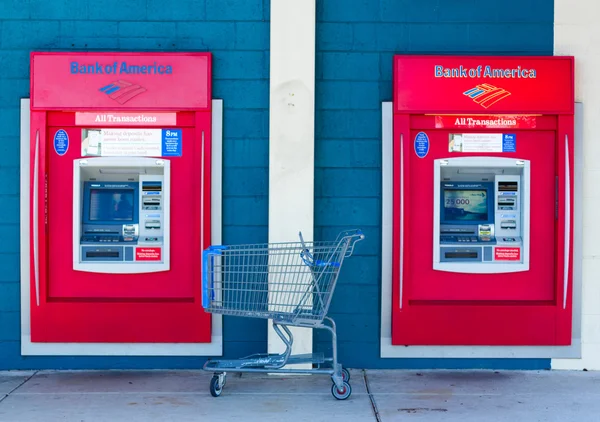 SACRAMENTO, États-Unis - 23 SEPTEMBRE : Guichets automatiques de la Banque d'Amérique sur Septembe — Photo