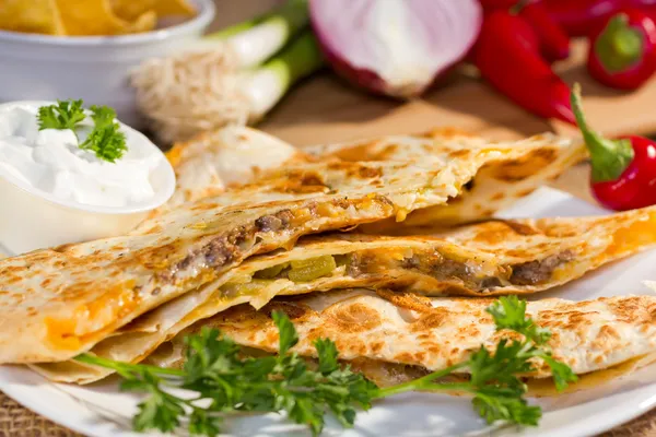 Südwest-Rindfleisch-Quesadila. — Stockfoto