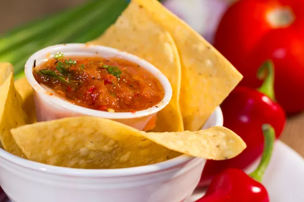 Salsa de tomate assada vermelha com chips de milho . — Fotografia de Stock