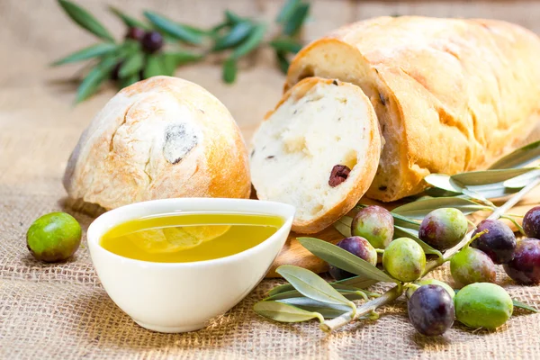 Ciabatta chleb z oliwą z oliwek. — Zdjęcie stockowe
