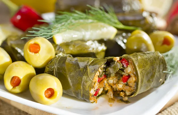 Hojas de uva rellenas de arroz. — Foto de Stock