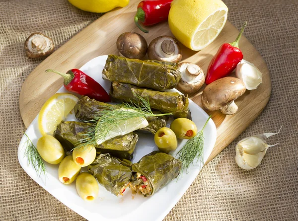 Hojas de uva rellenas de arroz. — Foto de Stock