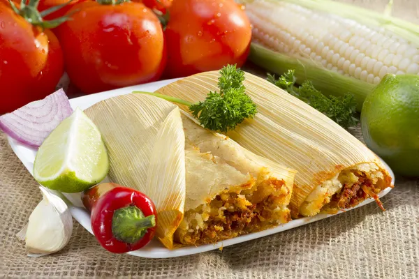 Mexikanische Tamales auf dem Teller. Stockbild