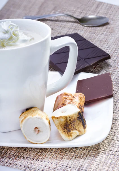 Heiße Schokolade mit Marshmallows. — Stockfoto