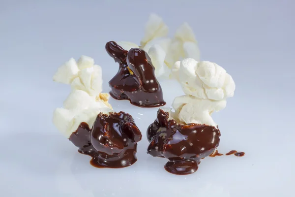Choklad täckt popcorn. — Stockfoto