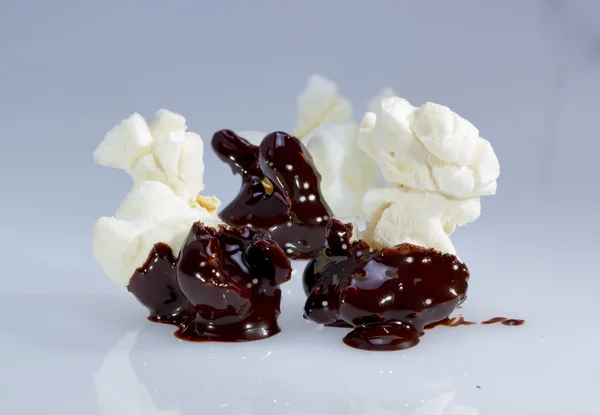 Popcorn mit Schokolade. — Stockfoto