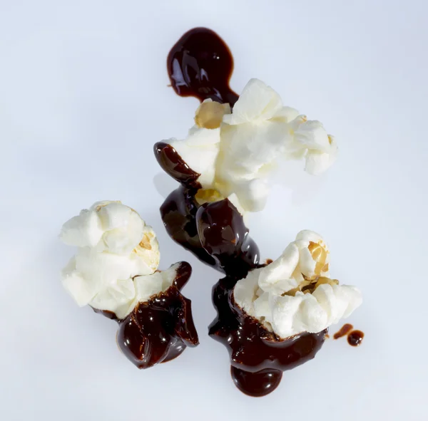 Popcorn mit Schokolade. — Stockfoto