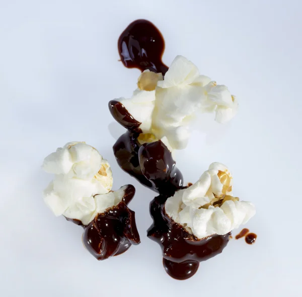 Choklad täckt popcorn. — Stockfoto