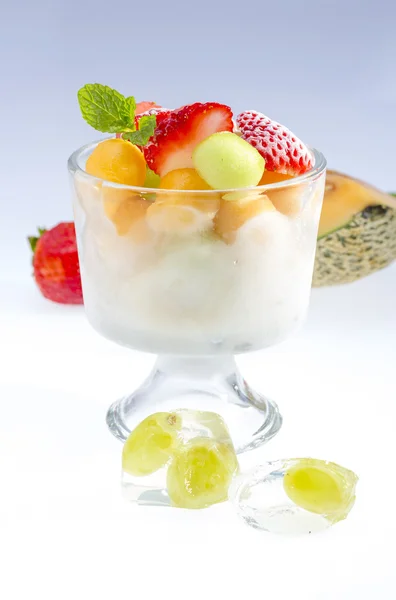 Salada de frutas congeladas — Fotografia de Stock