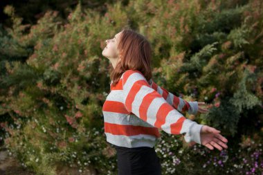 Park 'taki genç kadın.