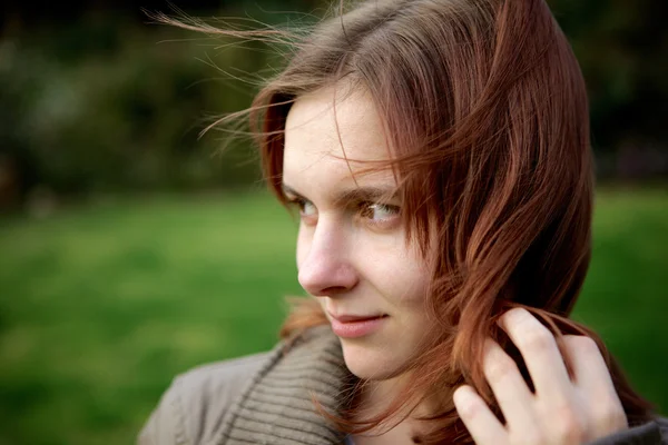 Park 'taki genç kadın.