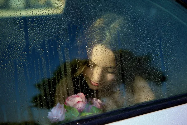 Junge Frau mit Rosen — Stockfoto