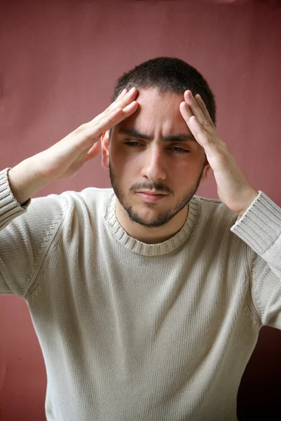 Ein Mann mit Kopfschmerzen — Stockfoto