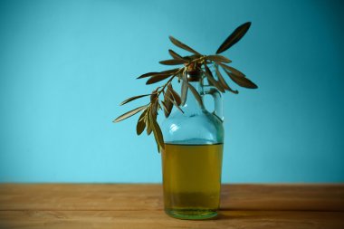 zeytin dalı ve şişe zeytinyağı