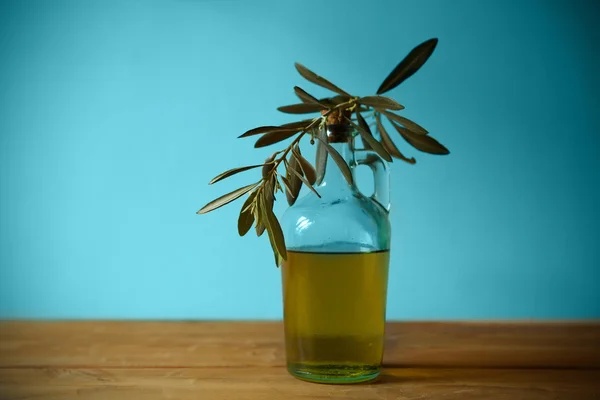 zeytin dalı ve şişe zeytinyağı