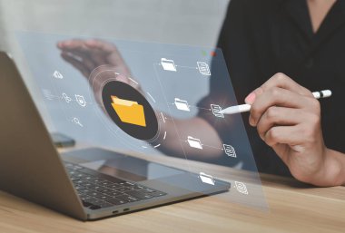 Belge Yönetim Sistemi (DMS), çevrimiçi belge veritabanı ve ERP ile birlikte şirketteki dosyaları, bilgileri ve belgeleri verimli bir şekilde yönetmek için işlem otomasyonu. Bilgisayarda çalışan bilişim danışmanı 