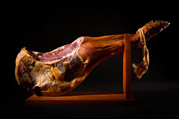 Jamon Serrano. Um presunto espanhol . — Fotografia de Stock