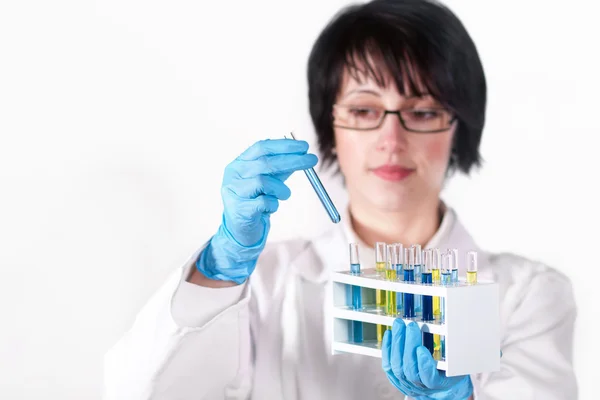 Foto van een mooie laboratoriummedewerker die reageerbuis omhoog houdt — Stockfoto