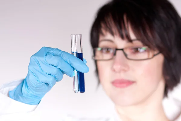 Imagen de un hermoso trabajador de laboratorio sosteniendo el tubo de ensayo — Foto de Stock