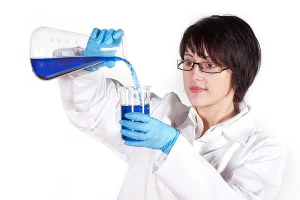 A női tudományos kutató, látszó-on egy folyadék oldat. — Stock Fotó