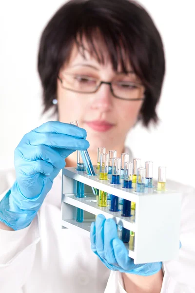 Foto van een mooie laboratoriummedewerker die reageerbuis omhoog houdt — Stockfoto