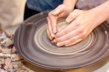 Potter op het wiel pottenbakkers