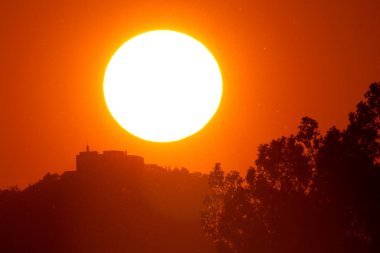 Kızıl gökyüzü günbatımı