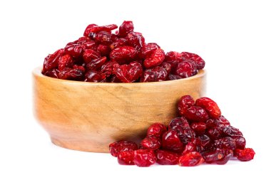 bir kase beyaz zemin üzerine kurutulmuş cranberries