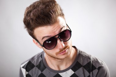 güzel bir genç adam portresi