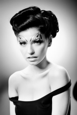 masal makyaj ile güzel bir genç kadının siyah beyaz portre