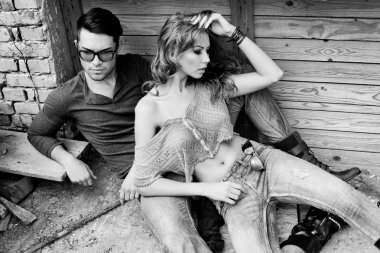 Seksi ve şık genç giyen kot (fotoğraf bir kasıtlı film tahıl vardır Çift)