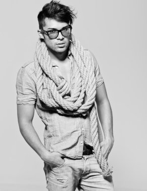 bir profesyonel bir moda fotoğraf çekimi yaparken gözlüklü seksi bir adam