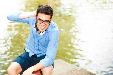 yakışıklı bir adam sokakta gülümseyen