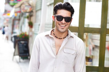 çekici genç erkek model açık havada poz