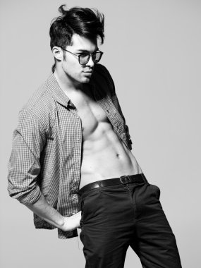 Studio - bw stilize bir moda çekimi yaparken seksi erkek modeli