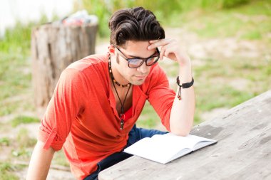 Öğrenci parkta Okuma gözlükleri