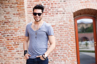 çekici genç erkek model gülümseyen