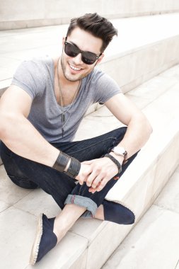 yakışıklı erkek moda model gülümseyerek, giyinmiş casual - açık