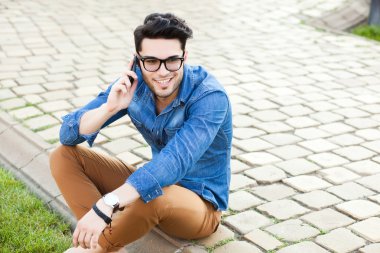 bir akıllı telefon açık konuşmaya yakışıklı genç