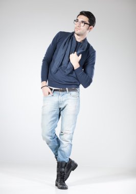 studio - tam vücut poz çekici bir adam