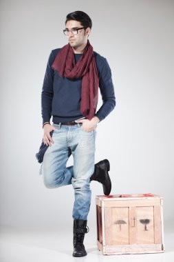 çekici bir adam stüdyoda poz