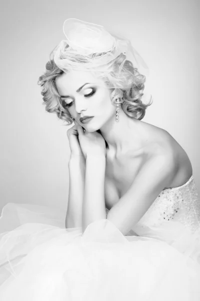 Beautiful bride portrait wearing professional make-up shoot in the studio — Stock Photo, Image