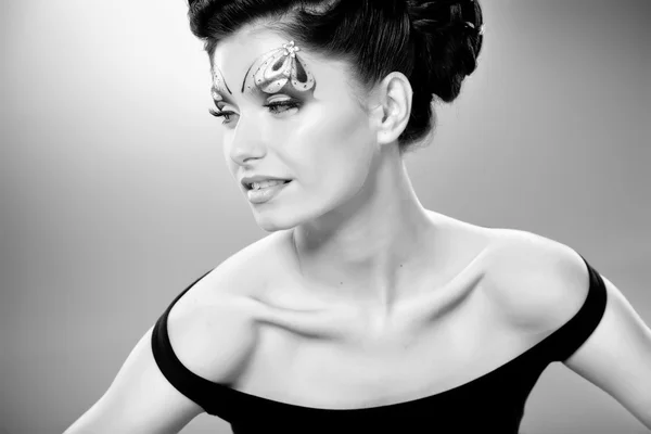 Schwarz-Weiß-Porträt einer hübschen jungen Frau mit märchenhaftem Make-up — Stockfoto