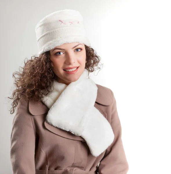 Hermosa mujer vestida con ropa de invierno sonriendo - tomas de estudio —  Fotos de Stock