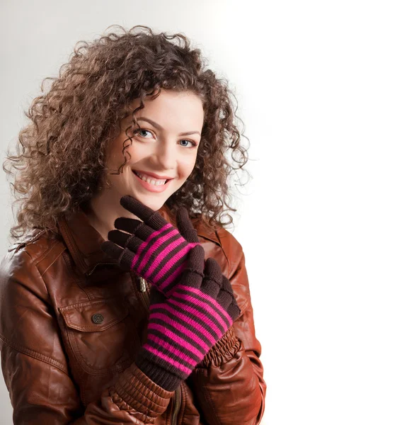 Hermosa mujer vestida con ropa de invierno sonriendo - tomas de estudio —  Fotos de Stock